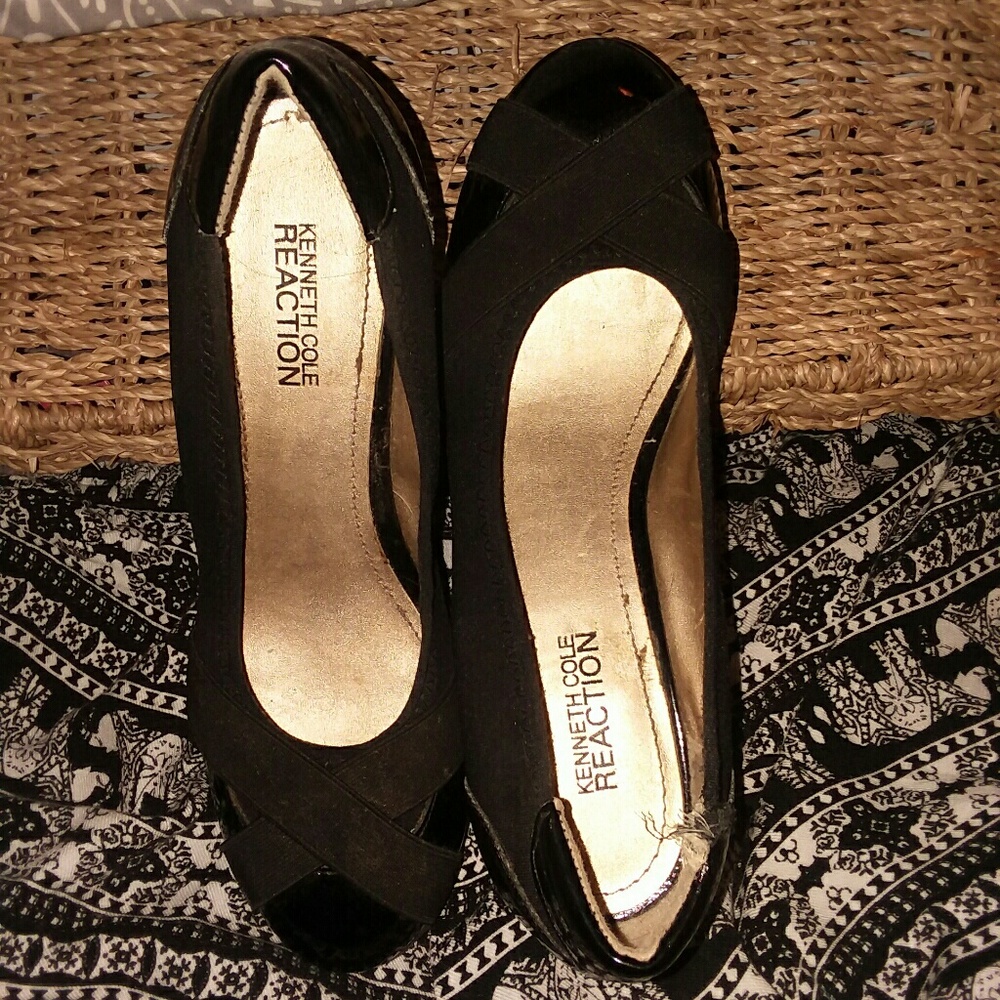 KENNETH COLE REACTION BLACK WEDGES